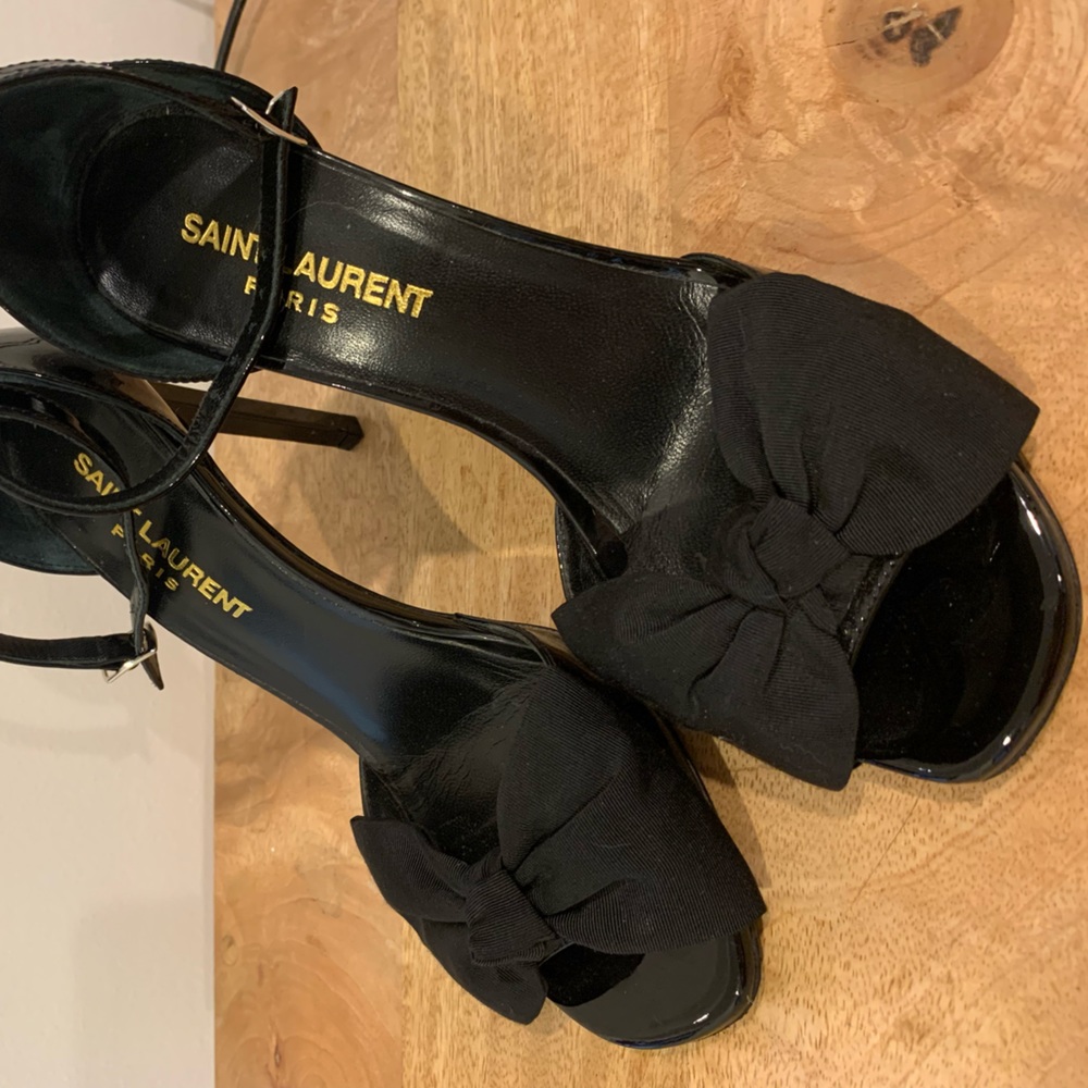 Saint Laurent black patent leather heels with cloth bow. Size 35. Worn twice.
